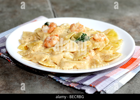 Langoustines Style Italien des pâtes avec sauce Champagne crémeux et une salade avec aucun peuple Banque D'Images