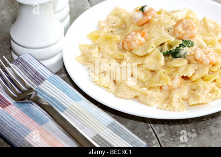 Langoustines Style Italien des pâtes avec sauce Champagne crémeux et une salade avec aucun peuple Banque D'Images