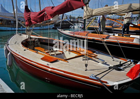 Coque en bois yachts amarrés au Grand Pavois salon nautique international à La Rochelle, France Banque D'Images