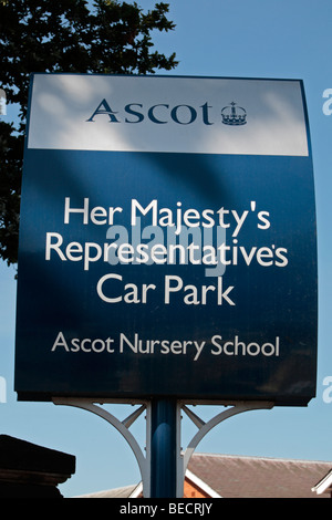 Panneau d'entrée à l'école primaire d'Ascot, qui devient un parking pour les représentants de Sa Majesté au cours d'une réunion de courses à Ascot Banque D'Images