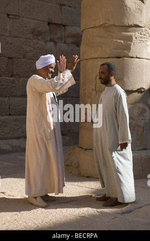 Deux hommes de Nubie en gesticulant, New-Kalabscha débat, Lac Nasser, Egypte Banque D'Images