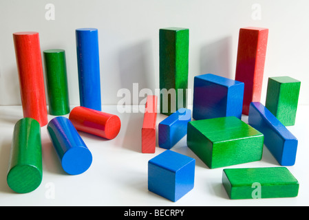 Les briques en bois trier par forme. Vérins et ( ) Cuboïdes Banque D'Images