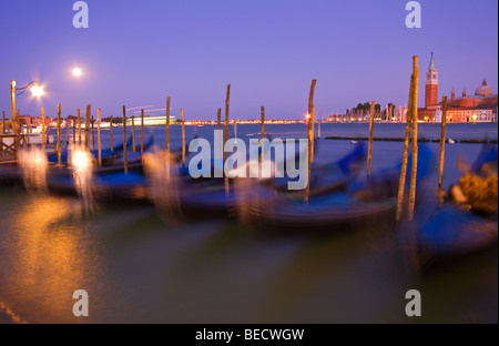 Photographie de horizontale à gondoles San Marco avec San Giorgio Maggiore dans la distance, Crépuscule, Venise Italie Banque D'Images