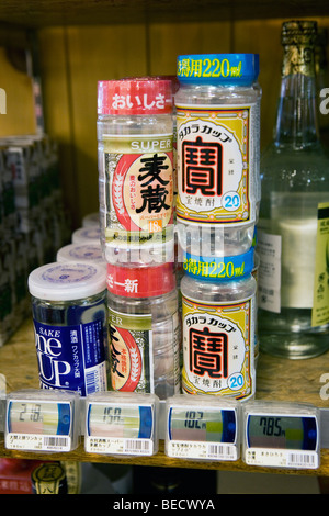 Plusieurs marques d'intérêt pour la vente sur une étagère de supermarché dans la région de Tokyo, Japon Banque D'Images