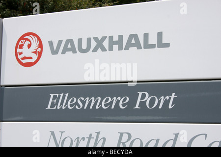 Signeage Vauxhalls usine voiture à l'extérieur de l'usine d'Ellesmere Port Banque D'Images