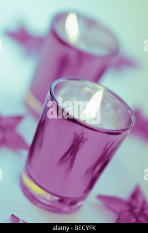 Portrait de l'allumé des bougies dans des verres Banque D'Images