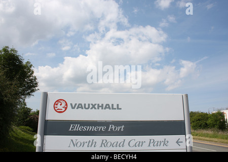 Signeage Vauxhalls usine voiture à l'extérieur de l'usine d'Ellesmere Port Banque D'Images