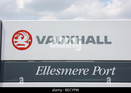 Signeage Vauxhalls usine voiture à l'extérieur de l'usine d'Ellesmere Port Banque D'Images