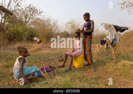 Son habillage mère daughter's hair, African village Sambona, Province du Sud, République de Zambie, Afrique Banque D'Images