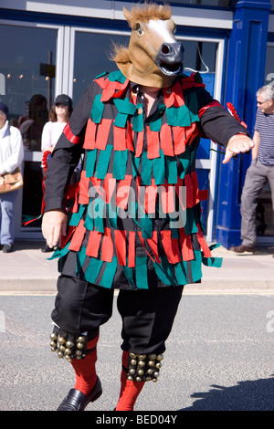 Un membre d'un groupe de danse Morris portant des costumes traditionnels et tête de cheval, Swanage, Dorset, Folk Festival 2009 Banque D'Images