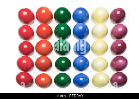 30 œufs de pâques teints dans six couleurs différentes Banque D'Images