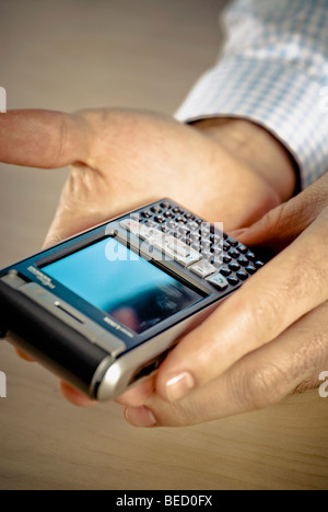 Close-up of a person's hand holding a smart phone Banque D'Images