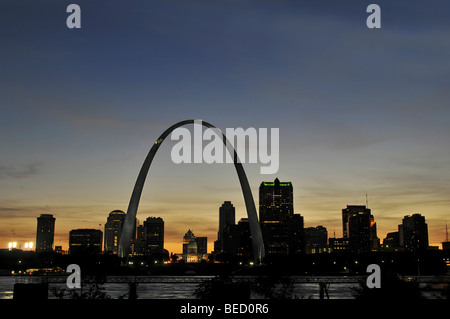 Saint Louis Skyline avec le fleuve Mississippi en face après le coucher du soleil Banque D'Images