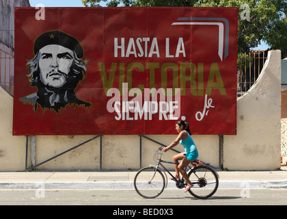 Un cycliste passe une peinture de l'ancien / revolutionizer revolutionizer Che Guevara à La Havane, Cuba, en photo le 1 mars 2009. Banque D'Images