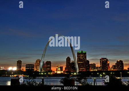 Saint Louis Skyline avec le fleuve Mississippi en face après le coucher du soleil Banque D'Images