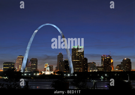 Saint Louis Skyline avec le fleuve Mississippi à l'avant à nuit Banque D'Images