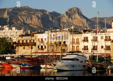 Le nord de Chypre. Un matin tôt sur le port à Kyrenia, avec la gamme Kyrenia & St Hilarion château derrière. L'année 2009. Banque D'Images