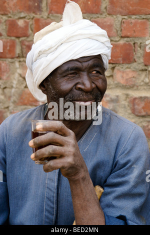 Homme nubien de boire du thé, Le Caire, Egypte Banque D'Images