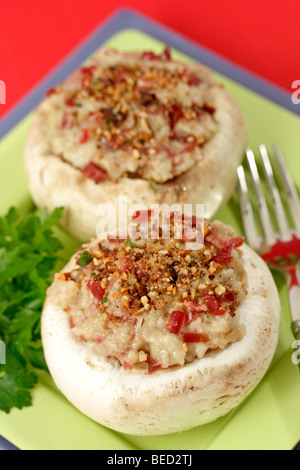 Champignons farcis au jambon. Recette disponible. Banque D'Images