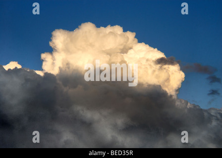 Nuages orange sur le sombre ciel bleu Banque D'Images