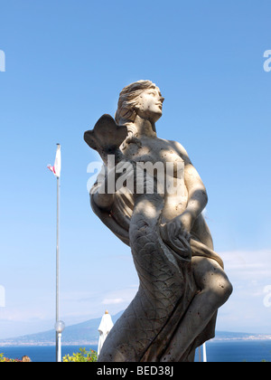 Statue d'une sirène à Sorrente dans la baie de Naples Italie Banque D'Images