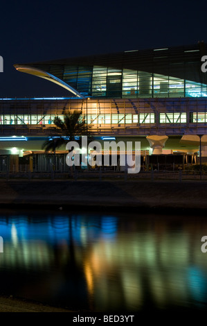 Nouvelle station de métro de Dubaï Banque D'Images