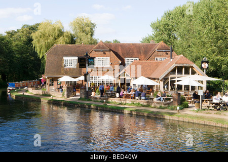 L'Ancre, à l'écluse sur la rivière Wey Pyrford, Surrey, UK. Banque D'Images