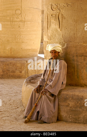 Le vieil homme au Ramesseum, Louxor, Egypte Banque D'Images
