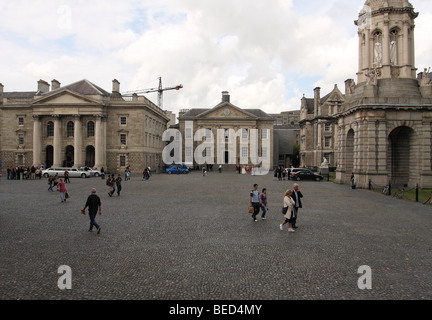 La cour de l'entrée principale de Trinity College de Dublin, Irlande. Banque D'Images