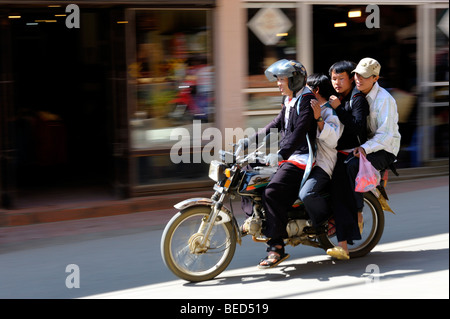 Vietnames quatre personnes sur un cyclomoteur, Sapa, Hanoi, Vietnam du Nord, en Asie du sud-est Banque D'Images