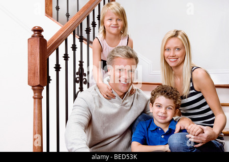 Portrait of a family smiling sur un escalier Banque D'Images