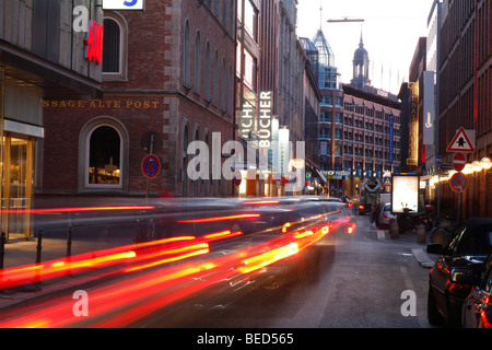 Rue commerçante de la Grosse Bleichen, dans l'arrière le 'Michel' église St Michel, vu de la rue Jungfernstieg sur le lac Alster, Banque D'Images