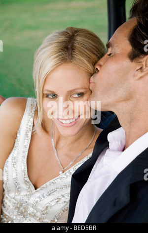 Couple romancing dans une voiturette de golf et souriant, Biltmore Golf Course, Coral Gables, Florida, USA Banque D'Images