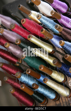 Ville de Macclesfield, Angleterre. Vue rapprochée de la textiles colorés d'exécution utilisées au Paradise Moulin Musée de la soie. Banque D'Images