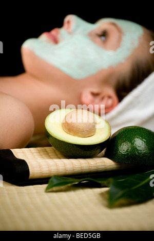 Jeune femme avec un masque d'avocat pour le visage Banque D'Images