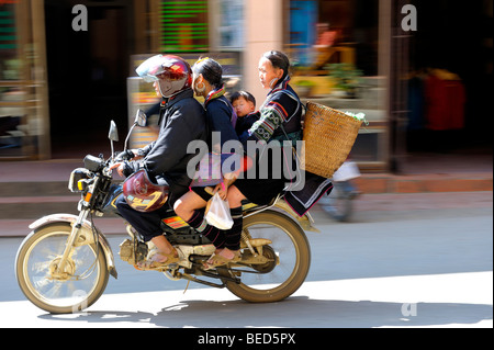 Vietnames quatre personnes sur un cyclomoteur, Sapa, Hanoi, Vietnam du Nord, en Asie du sud-est Banque D'Images