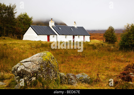 Cottage de Blackrock, Glen Coe dans la pluie Banque D'Images