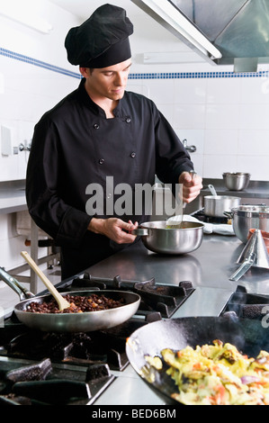 Chef de la cuisson des aliments dans la cuisine Banque D'Images