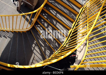 Vue détaillée de l'escalier au premier étage de la Tour Eiffel - Paris - France Banque D'Images