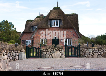 Maison typique avec un toit de chaume, l'île de Sylt, au nord de l'archipel Frison, Schleswig-Holstein, Allemagne, Europe Banque D'Images