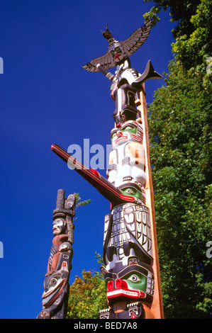 Les Kwakwaka'wakw (kwakiutl) mâts totémiques, Stanley Park, Vancouver, BC, British Columbia, Canada Banque D'Images