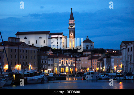 La Slovénie, Piran, port, vue générale, Skyline at night Banque D'Images