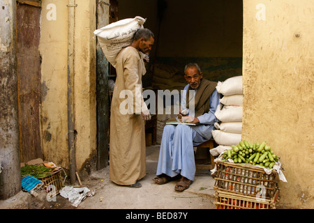 Le fournisseur et le client dans le marché, Luxor, Egypt Banque D'Images