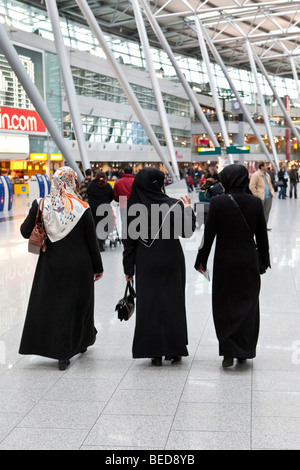 Les femmes musulmanes à l'aéroport de Düsseldorf, Düsseldorf, Rhénanie du Nord-Westphalie, Allemagne, Europe Banque D'Images