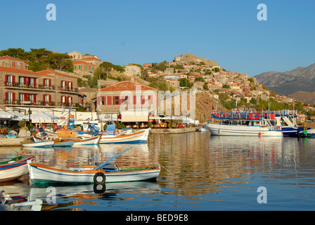 Port avec bateaux de pêche et centre ville historique avec château de Molyvos, Petra, ou l'île de Lesbos, de Molivos, Mer Égée, Grèce, Banque D'Images