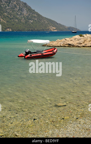 Bateaux ancrés dans akbuk bodrum port off cape akbuk turquie péninsulaire Banque D'Images