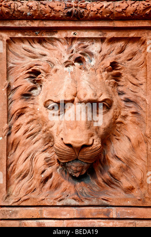 Sculpture de Pierre le visage et la crinière du lion dans la colonne à Flagler College à Saint Augustine, Florida, USA Banque D'Images