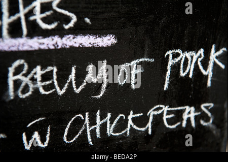 Tableau des signes et des menus à l'extérieur de coeur Buchanan épicerie fine et café sur Byres Road dans le West End de Glasgow. Banque D'Images