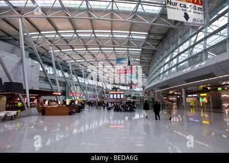 Hall de départ à l'aéroport de Düsseldorf, Düsseldorf, Rhénanie du Nord-Westphalie, Allemagne, Europe Banque D'Images