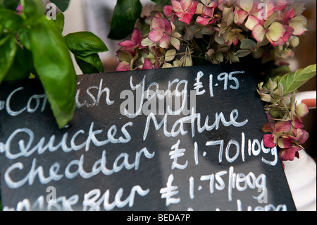 Tableau des signes et des menus à l'extérieur de coeur Buchanan épicerie fine et café sur Byres Road dans le West End de Glasgow. Banque D'Images